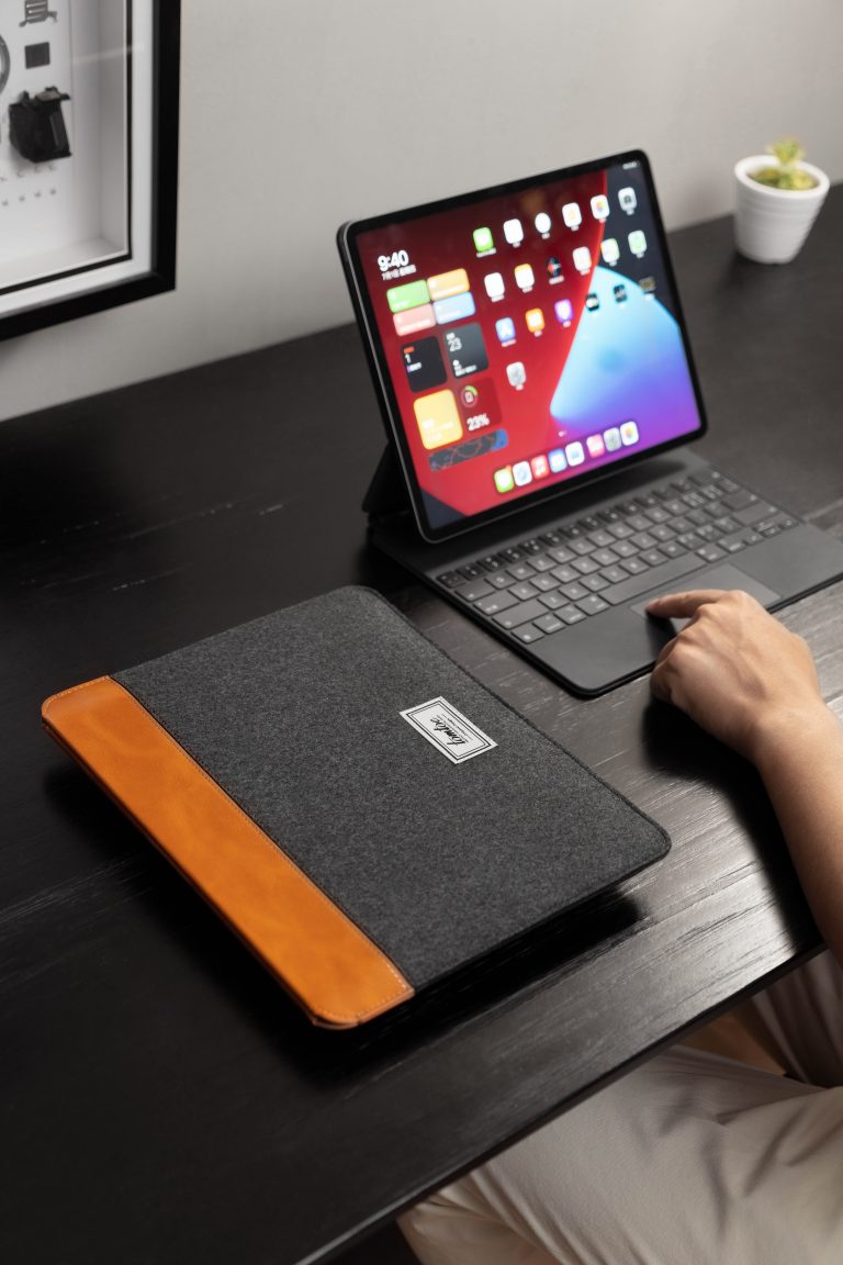 Túi chống sốc Tomtoc Felt & Pu Leather for Ipad 9.7-11