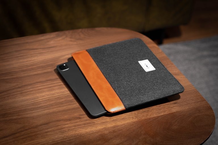 Túi chống sốc Tomtoc Felt & Pu Leather for Ipad 9.7-11